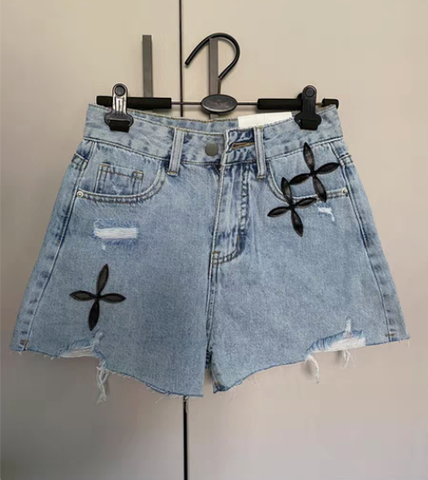 包邮十字架皮标破洞短裤， 标是皮的，超级有质感，巨显腿长，S...