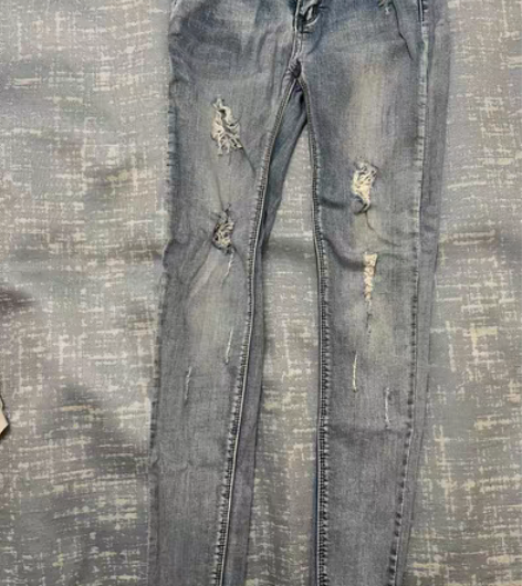 包邮RV的牛仔破洞铅笔裤 26 的腰，弹性...