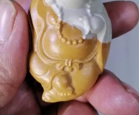 纯天然原矿彩玉。精心利用俏色。雕刻佛坠。手...