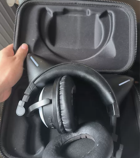 耳机，妖舞，旁边有点裂口了带着松，能带着装...