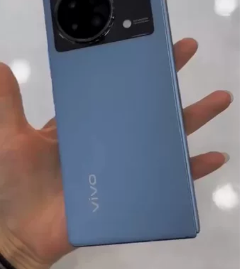 出自用一台vivoxfold折叠屏 在保到...