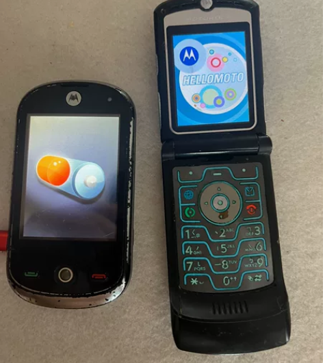 摩托罗拉A3000，摩托罗拉V3两台神机出...
