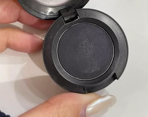 mac单色眼影carbon，眼线色。50包...