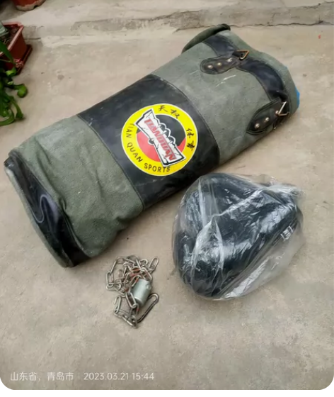 拳击沙袋一个，挂了几年没练过，吊链都有，放...