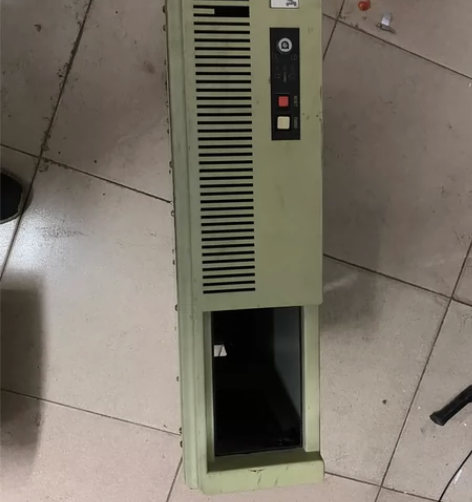 古董电脑机箱,很重,邮费自理 感兴趣的话点...