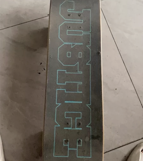 去年买的滑板玩了一个月摔了一次之后就没玩了...