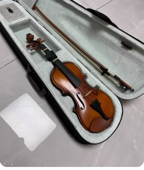 转小朋友自用小提琴一把。 赠送肩托，松香一...
