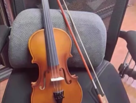 朋友送的2000买的4/4实木纯手工小提琴...