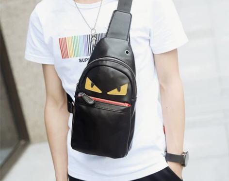 毕业了，清仓处理，韩版潮男小怪兽胸包 时尚...