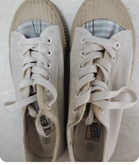 帆布鞋二十元，36码。邮费自理。 感兴趣的...