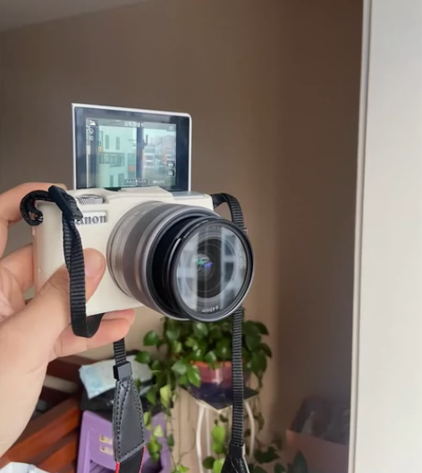 佳能EOS M10套机，可自拍美颜连app...