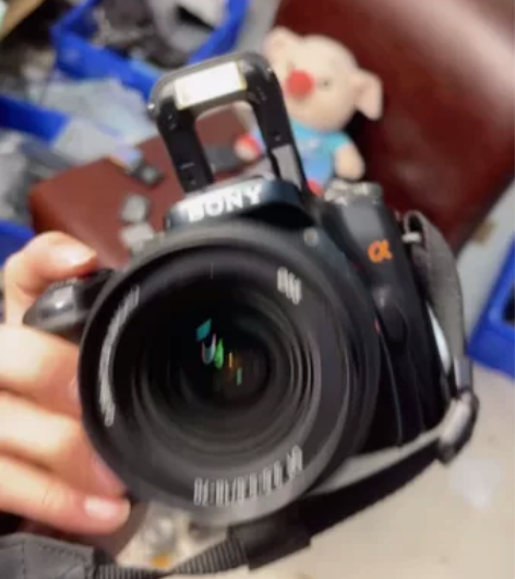 索尼阿尔法 100 裸机带镜头 和新电池 ...