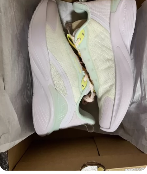 安踏女鞋 跑步系列 尺码35.5 鞋子全新...