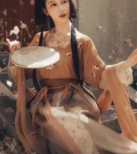 都城南庄梵歌引坦领襦裙,四件套 尺码是M的...