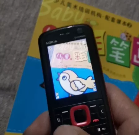 诺基亚手机一台 手机很不错，可以打电话，听...