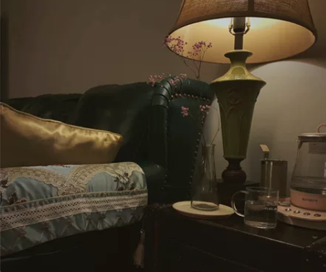 美式台灯实体店购买，比较复古所以没有所谓新...