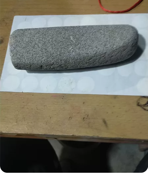 石器时代的，不知名的石器，河里捡的 ，长1...