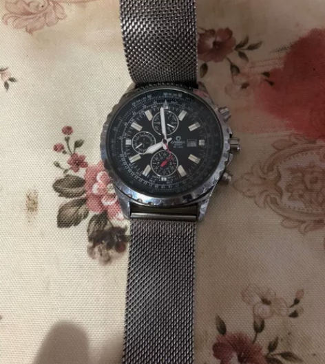 不知道什么牌子的手表。换手表了这个出售。 ...