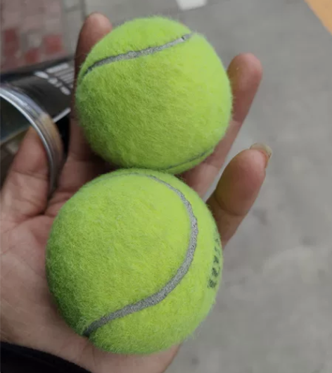 网球 两筒，一筒三个，15元一筒，两筒全要包邮 感兴趣的话点...