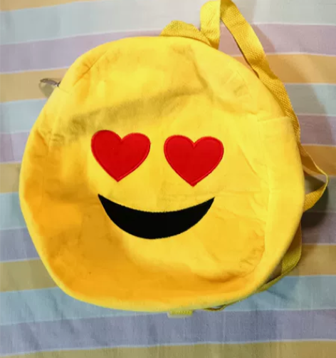 儿童黄色笑脸书包 有轻微污垢，洗一洗就可以...