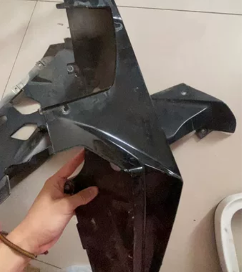 摩托车：飞鹰r25车壳 右侧后尾灯链接板子...