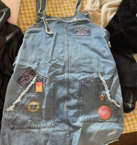 背带裙，森马牛仔的，以纯是黑色灯芯绒的。每...