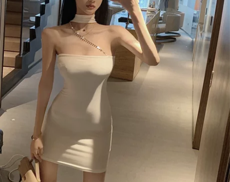 性感闪钻链条挂脖抹胸连衣裙2023新款修身...
