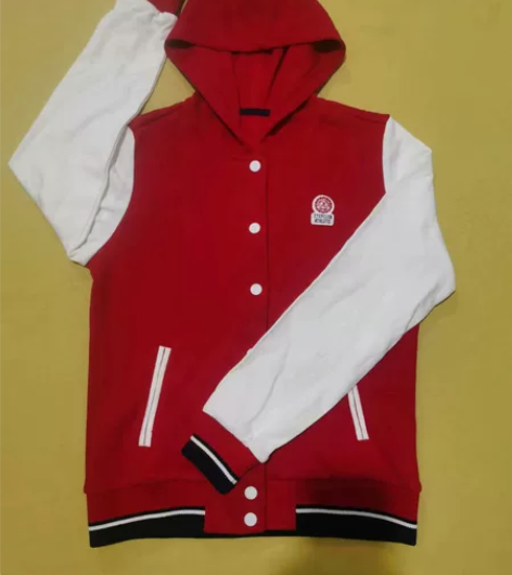 特步长袖连帽开衫，两侧有口袋，上身效果很好...