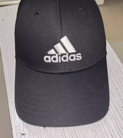 出阿迪达斯帽子。可调节戴着还是太大了，只戴...