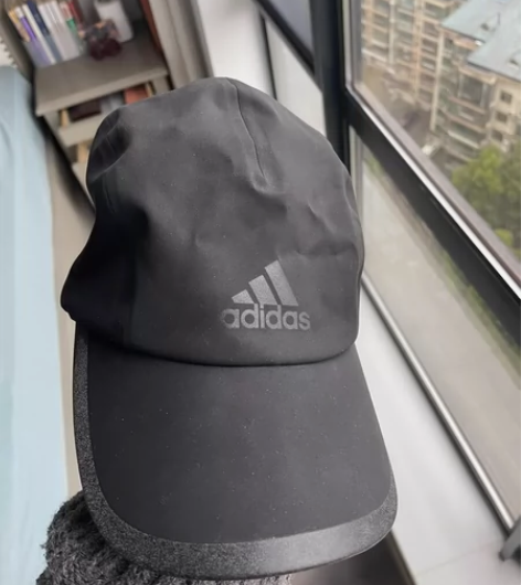 Adidas男士帽子。纯黑色。后面有伸缩魔...