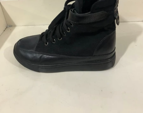 小脚丫女单靴全新 正品，撤柜处理，牛皮面料...