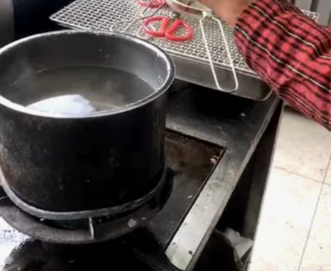 抖音网红徐州鱼哥炸串店,撒料,甜酱,辣酱,...