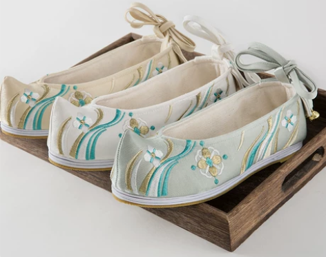 【十三余 小豆蔻儿】[飞天] 绣花平底坡跟...