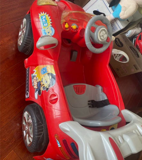 闲置儿童四轮电动车，前方塑料风挡有部分破损...