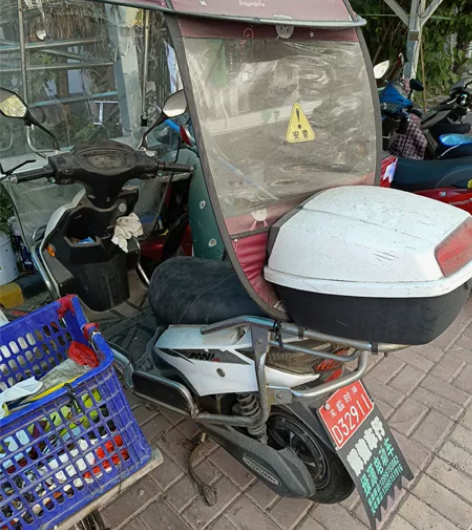 闲置绿源电动车，好久没骑了，电池估计不行了...