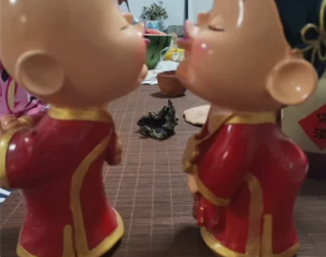 专门制作的新婚小喜娃摆件非常喜庆，适合送给...