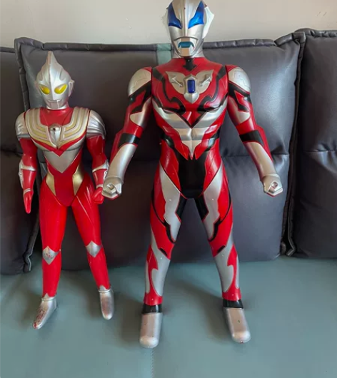 奥特曼，儿童玩具9成新，带音乐，胸部带灯光...