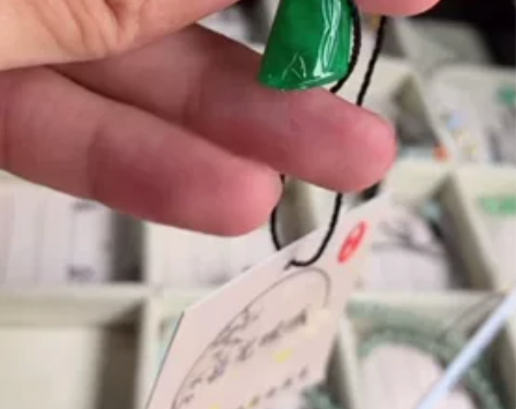 岳光倾城翡翠  绿牌 18k金镶嵌的绿牌扣...