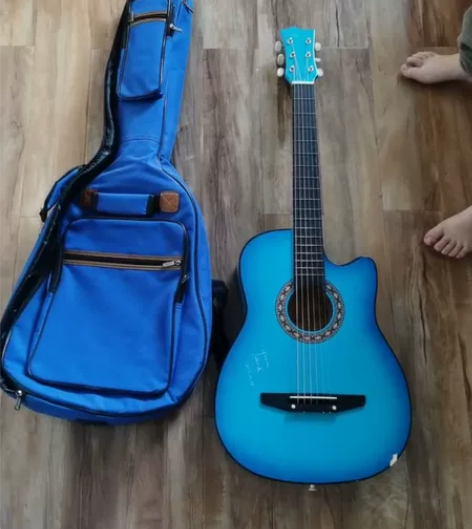 吉他带琴包，有小瑕疵，琴包稍微发霉。洗洗就...
