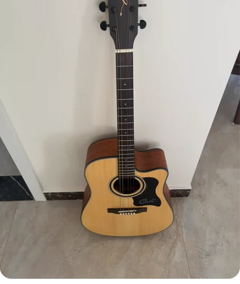 卡特吉他 QM-714，9成新，吉他上少一...