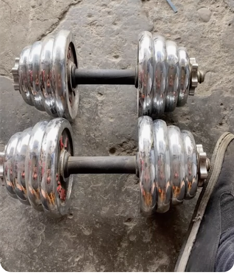 30公斤哑铃一套。120元。不包邮 感兴趣...