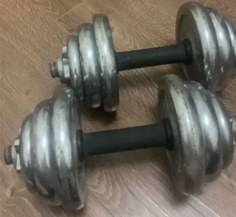 自家一套总重40斤的哑铃，之前逞强买来练肌...