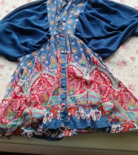 淘宝购入，非常有民族特色的一款上衣，里面搭...