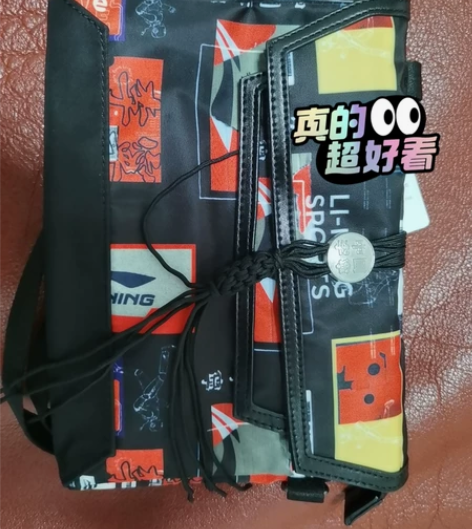 中国李宁斜挎包，包邮 专柜正品 感兴趣的话...