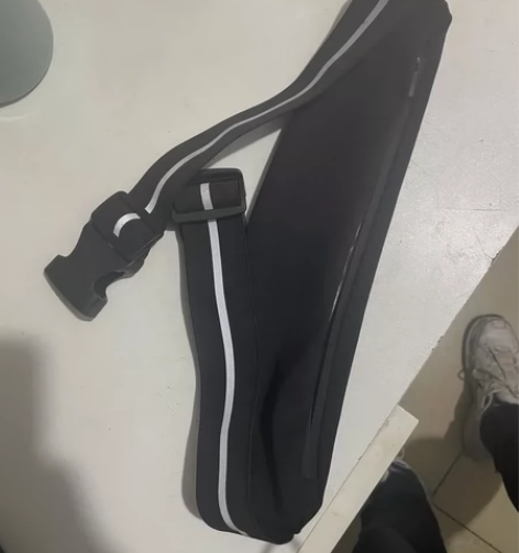 跑步腰包，带反光条，基本没用过！ 痛快的送...
