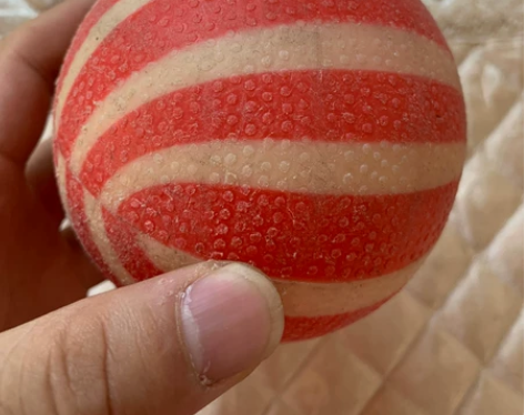 玩具球一个。 保老的。品相如图。38包邮不...