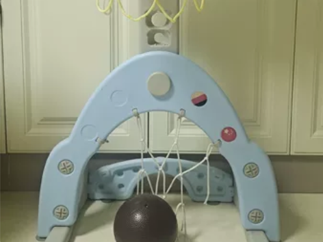 儿童篮球架，可升降，带一球，下面的网老化了...