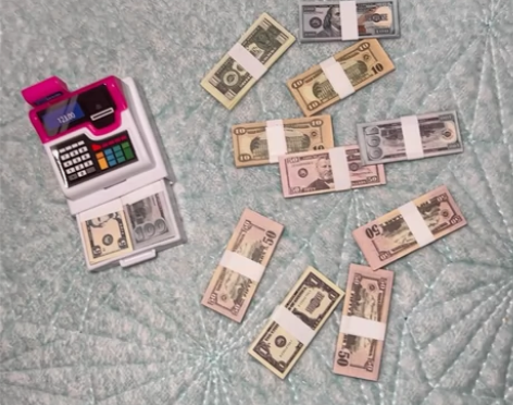 zuru 收银台里有6叠票票外?10叠票票...