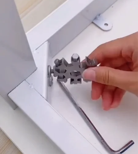 【清仓处理】多功能雪花扳手户外工具便携带螺...