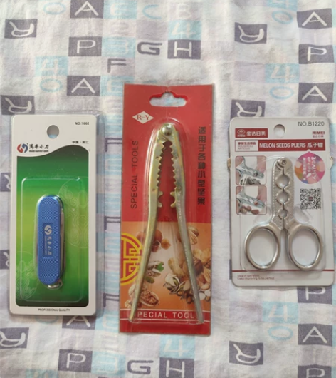 全新多用工具到，坚果夹，瓜子夹三个打包出售...